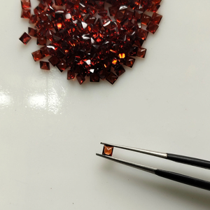 โกเมนสีแดงธรรมชาติ 2.5 มม. ทรงสี่เหลี่ยมเจ้าหญิงคัท คุณภาพดีที่สุด พลอยเม็ดเดี่ยวสำหรับทำเครื่องประดับ - Product Image 3