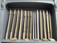 Balustres traditionnels en chêne rouge, meneuses en chêne, pièces d'escalier sur mesure, poteaux sculptés pour escaliers de villas de luxe