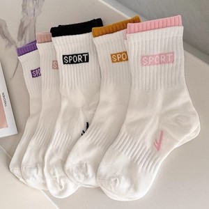 Vente en gros de chaussettes d'équipage avec logo brodé personnalisé Vêtements de sport tricotés Soutien de la voûte plantaire Semelle rembourrée Maille respirante - Product Image 2