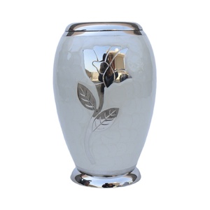Urna de cremación blanca única con diseño de flores para mantener las cenizas de niños adultos o mascotas, urna de recuerdo proporcionada por HHO DE LA India - Product Image 1