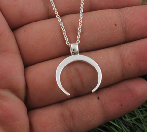 Collier Pendentif Lune Plaqué Argent 925, Charme Croissant de Lune Bohème, Bijou Céleste Élégant pour Femme - Vente en Gros - Product Image 3