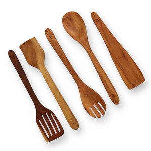Cuillère de service traditionnelle en bois pour la cuisine et la table - Product Image 1