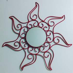 Cadre de miroir mural en aluminium au design tendance pour une décoration murale remarquable, mettant en valeur un design créatif et une texture métallique lisse - Product Image 4