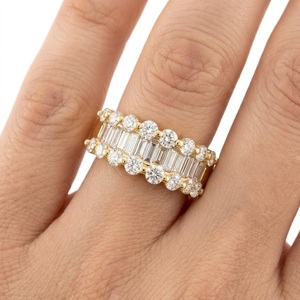 Vente en gros – Bague pour femme en or blanc massif 18 carats, trois rangées de diamants baguette naturels, certifiée IGI, 31 pièces, 1,14 carat, sertissage à griffes partagées brillant - Product Image 4