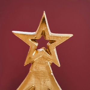 Ensemble de deux porte-bougies en métal doré sur base en bois, avec décorations étoiles, pour décorations de Noël festives à la maison - Product Image 4