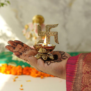 Diya de Latón Puro con Diseño de Swastika para Puja |   Diya, Símbolo Religioso para Sala de Oración, Templo, Mandir, Oficina - Product Image 6