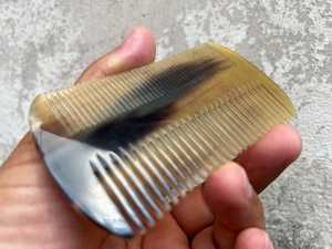 ZONE ARTISANALE Peigne démêlant moderne en corne de buffle naturelle, écologique et fait main, en forme de décoration de mariage de l'Uttar Pradesh - Product Image 3