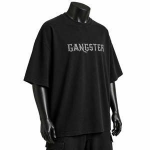 Camiseta Oversize Negra Personalizada de Algodón para Hombre, Estilo Urbano con Estampado Gótico Tipográfico, Hombros Caídos, Ajuste Holgado, Venta al por Mayor OEM - Product Image 3