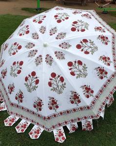 Parasol rond en coton rose à motifs floraux, imprimé à la main, pour jardin, terrasse, protection solaire, style indien, avec structure en métal noir - Product Image 1