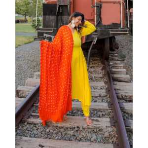 Conjunto de Traje de Mujer en Chifón de Rayón Amarillo - Talla XS - Product Image 2