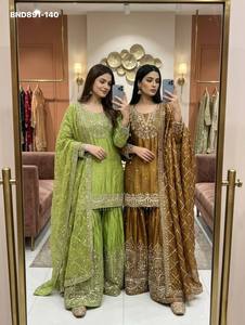 Traje Sharara de seda elegante para fiestas, con bordado, lentejuelas de 5 mm y Moti-Latkan, sin mangas, y Dupatta. Venta al por mayor. - Product Image 2