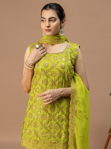 Robe de soirée de créateur en georgette de renard imprimée de qualité supérieure pour femme, tenue ethnique pour mariages et festivals, disponible à la vente - Product Image 2