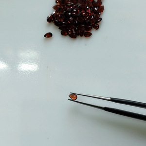 โกเมนสีแดงธรรมชาติ 4x2.5 มม. รูปทรงลูกแพร์ คุณภาพดีที่สุด พลอยเม็ดเดี่ยวสำหรับทำเครื่องประดับ - Product Image 1