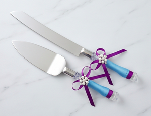 Juego de 2 piezas de cuchillo y tenedor para pastel de acero inoxidable, hecho a mano, con lazo de cinta, mango de cristal y perlas, para uso en bodas. - Product Image 1