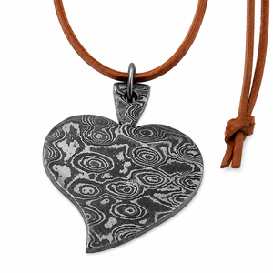 Collar con Colgante de Corazón de Acero de Damasco con Cordón de Cuero, Hecho a Mano, Regalo de Lujo para el Día de San Valentín - Product Image 6