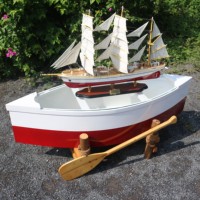 Table bateau artisanale avec rame et plateau en verre - Décoration nautique en bois pour la maison, style côtier et anniversaire