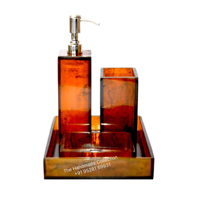 Juego clásico de cuatro piezas de accesorios de baño redondos en negro mate, dispensador de jabón de espuma de poliresina de The Handmade Collection - Product Image 2