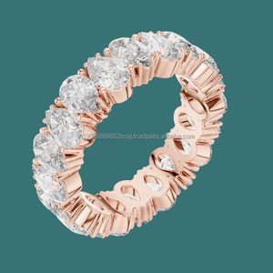 Retour à Bague en résine noire 10 carats faite à la main avec fleurs séchées - Product Image 1