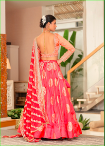 Conjunto de Lehenga Peach Sunehri con Blusa, Hermosa Colección de Lehenga Choli Tradicional para Bodas, en Tendencia - Product Image 3