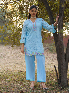 Conjunto de Kurta y Palazzo Elegante Bordado en Algodón Azul Claro, Cuello en V, Ropa India y Pakistaní Estilo Bollywood para Fiestas y Eventos - Product Image 5