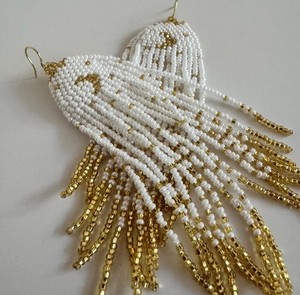 Pendientes de cuentas de arroz pequeñas de estilo étnico europeo y americano, con borlas largas de animales tejidas a mano. - Product Image 1