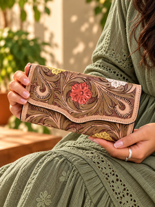 Cartera de Cuero Genuino con Diseño Personalizado y Grabado a Mano, Elegante y Versátil, Estilo Western, en Oferta - Product Image 1