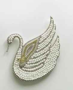 เข็มกลัดรูปใบโคลเวอร์สี่แฉกสีเขียว ประดับด้วยลูกปัดและเลื่อม ทำด้วยมือ สำหรับวันเซนต์แพทริก เหมาะสำหรับติดเสื้อสูท ปกเสื้อ หมวก และเป็นเครื่องประดับ - Product Image 2