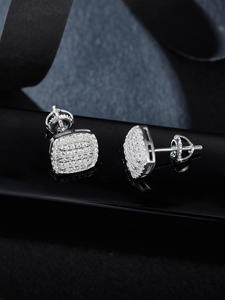 AMBER JEWELS ต่างหูทรงเรขาคณิตแบบมินิมอล เงินแท้ 925 ชุบเงิน ประดับโมอิสซาไนต์แบบไมโคร อินเตอร์เนชั่นแนล หรูหรา ใส่ได้ทุกวัน - Product Image 1