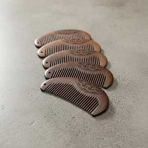 Peigne à cheveux en bois sculpté à la main personnalisé avec logo gravé, outil de toilettage de barbe à dents larges, vente en gros, fabricant - Product Image 5