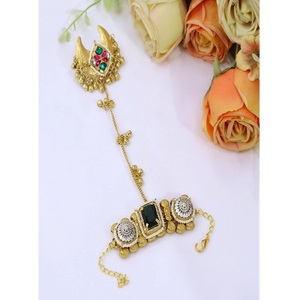 Bracelet de main en or plaqué or de qualité supérieure, orné de perles Kundan, pour femmes, bijoux traditionnels indiens Hathphool. - Product Image 2