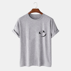 Camiseta de Hombre con Estampado de Cara Sonriente Azul Claro, 100% Algodón, Manga Corta, Cuello Redondo, Estilo Casual Urbano - Product Image 2