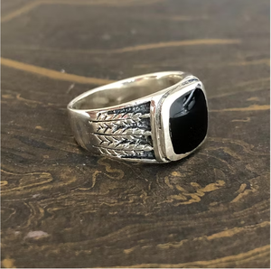 Anillo de Sello para Hombre de Plata de Ley 925 con Ónix Negro, Estilo Motero Vintage, Antideslustre, Banda Texturizada de Diseño Moderno - Product Image 3
