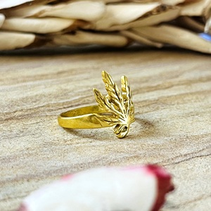 Bague Feuille de Cannabis Bohème Plaqué Or 18 carats pour Femme, Bijoux Hippie Délicats, Vente en Gros/OEM/ODM – Le Choix Préféré du Marché - Product Image 5