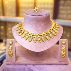 Collar de Mujer MOLL JEWELLERS, Elegante y Moderno, Chapado en Oro, con Circonita Natural, Cadena de Cuerda Sólida, Diseño de Hoja, 16 Pulgadas - Product Image 1