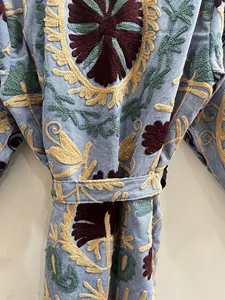 เสื้อแจ็คเก็ตยาวผ้ากำมะหยี่ปักลายซูซานีสีฟ้าอ่อนสไตล์วินเทจ พร้อมลายดอกไม้ โบฮีเมียน แขนยาว คอตั้ง เสื้อคลุมฤดูหนาว - Product Image 4