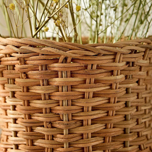 Vase décoratif vintage en rotin tressé à la main avec deux poignées, pot à fleurs en osier naturel pour la décoration intérieure de style farmhouse - Product Image 4