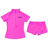 Ensemble de sport deux pièces pour femme avec logo personnalisé imprimé, comprenant un haut court à manches courtes et demi-zip et un short cycliste, idéal pour l'été et le yoga.