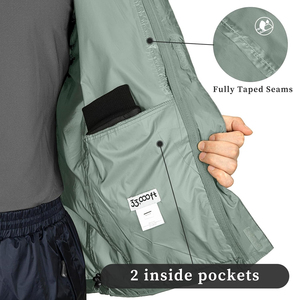 Chaqueta Impermeable y Cortavientos Unisex Ligera con Capucha y Cierre de Cremallera, Diseño Plegable en Color Verde Sólido - Product Image 3