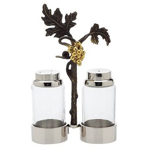 Ensemble élégant de salière et poivrière en métal avec base en forme de feuille et poignée ornée pour une utilisation sur table - Product Image 2