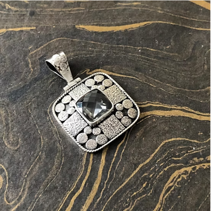 Colgante de Topacio Azul Tallado a Mano con Diseño Exclusivo, Proveedor de Joyería de la India - Product Image 4