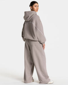 Conjunto de 2 Piezas para Mujer, Color Gris Piedra, 100% Algodón Ecológico, Sudadera con Capucha Extra Grande, Estampado con Pedrería, Bolsillo Oculto, Pantalón Ancho en Contraste - Product Image 2