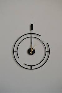 Reloj de pared moderno personalizado de madera y metal con diseño minimalista y elegante acabado en contraste. - Product Image 2