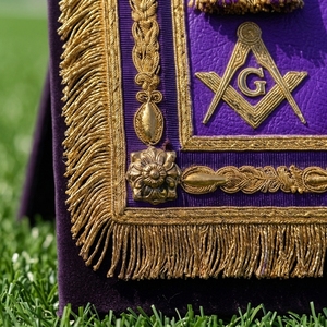 Badges maçonniques de luxe en cuir violet, brodés or, avec franges carrées et pompons 3D, à coudre, personnalisables, pour insignes maçonniques - Product Image 5