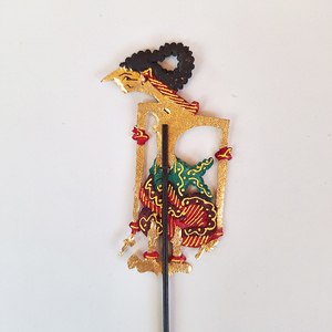 Support de marionnettes en cuir Wayang Kulit Raden Sadewa indonésien artisanal – Décoration de bureau, œuvre d'art culturelle traditionnelle - Product Image 3