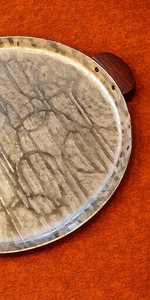 Plateau rond texturé en aluminium de style nordique avec poignée en bois, assiette décorative en métal pour salon de luxe et centre de table de mariage - Product Image 2