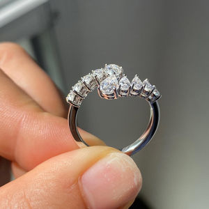 Anillo de compromiso abierto con diamante cultivado en laboratorio de corte brillante en forma de pera de 3 quilates, banda de boda de oro macizo de 14k, anillo de promesa curvo único - Product Image 3