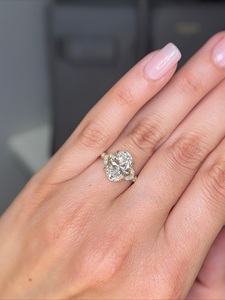 Bague de fiançailles à trois pierres en diamant ovale de 3 carats cultivé en laboratoire, pierres latérales en forme de poire et rondes, bague en or jaune, certifiée IGI. - Product Image 1