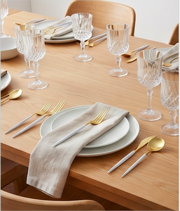 Ensemble de couverts modernes en or avec manches blanches, compatibles lave-vaisselle, pour mariage et dîner. - Product Image 4