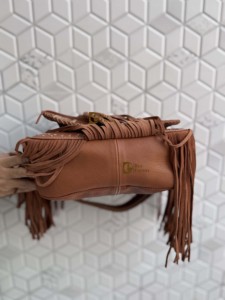 Bolso Bandolera de Cuero Auténtico Hecho a Mano con Flecos y Grabado Artesanal Estilo Bohemio Gitano, con Pelo de Vaca, Venta al por Mayor - Product Image 3