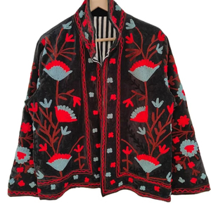 Veste en velours noir brodée Suzani, faite à la main, motif floral, style folklorique, manteau ethnique bohème, veste d'hiver pour femme, vêtement d'extérieur vintage - Product Image 1
